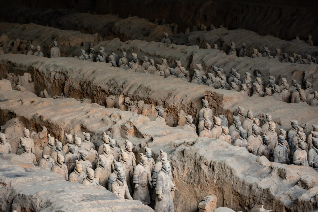 Veduta ampia della Fossa 1 dell’Esercito di Terracotta a Xi’an, con lunghe file di statue in assetto militare.