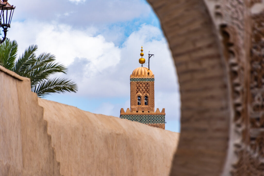 Il minareto della Koutoubia intravisto tra le mura della medina di Marrakech.