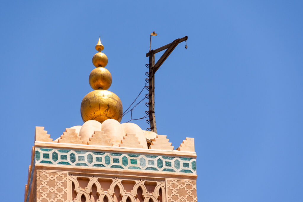 La sommità della Koutoubia con le quattro sfere dorate e la barra in ferro sul lato della torre.