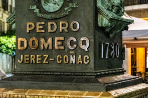 Dettaglio della base dell’orologio Pedro Domecq a Jerez, con scritta Jerez-Coñac e data 1730.