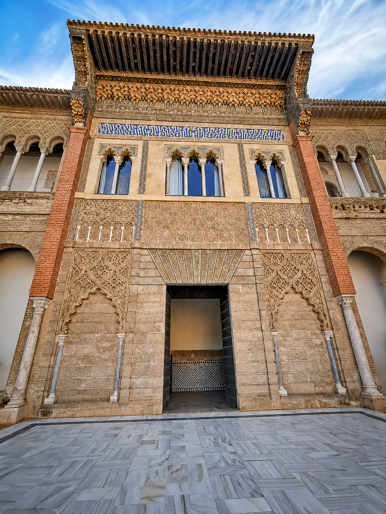 Facciata del Palacio de Pedro I nel Real Alcázar di Siviglia, con fascia blu e bianca sopra il portale centrale.