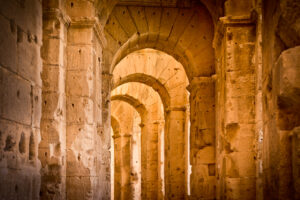 Gallerie interne e arcate in pietra dell’anfiteatro romano di El Jem in Tunisia.