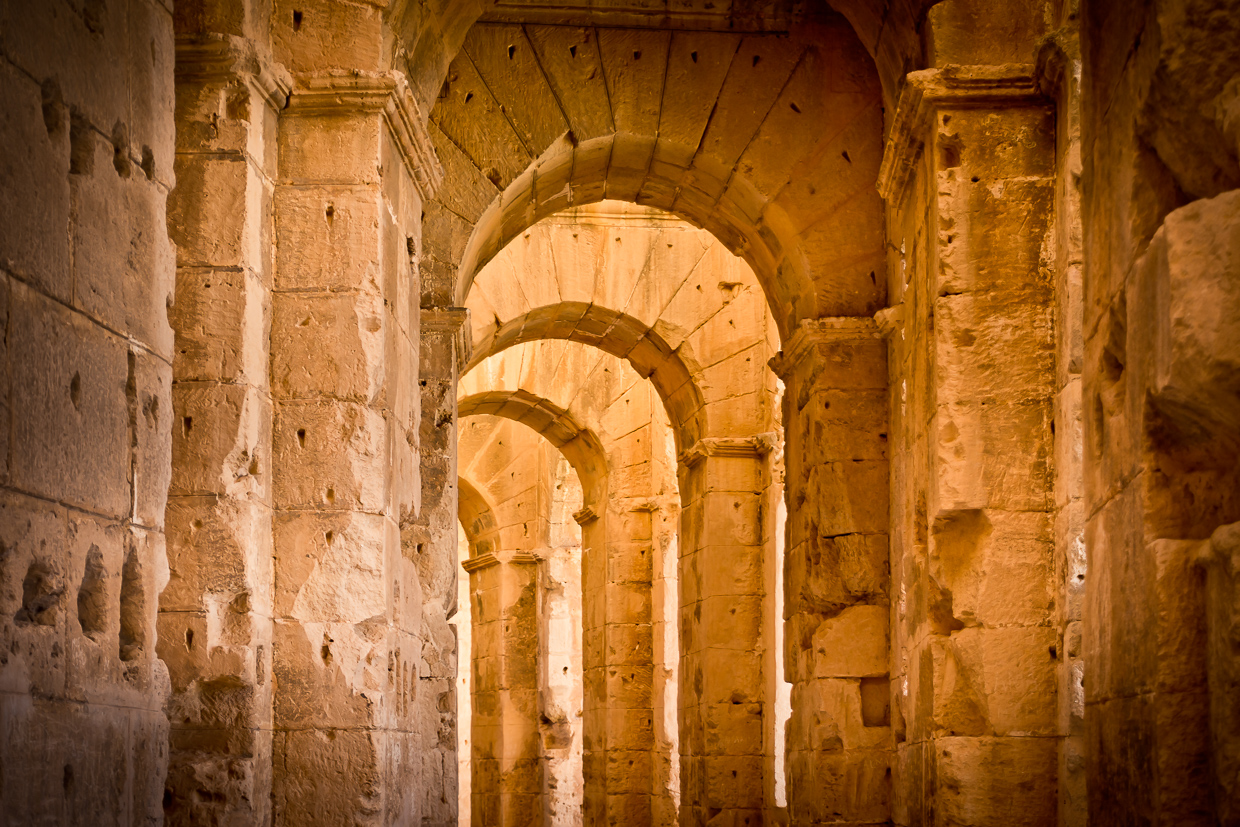 Gallerie interne e arcate in pietra dell’anfiteatro romano di El Jem in Tunisia.